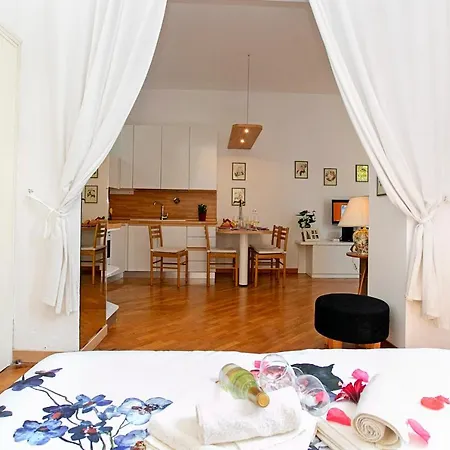 Almenno San Bartolomeo Sleeps 4 * Salo